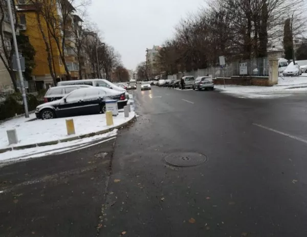 Първият сняг падна в Бургаско, пет коли и един автобус се блъснаха