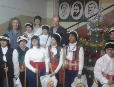 Коледарчета поздравиха полицаи от Бургас