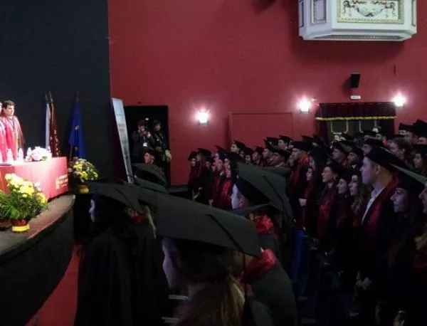 156 нови лекари получиха днес дипломите си в Пловдив
