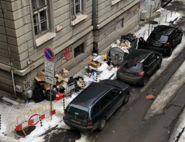 Снежна София - "чистота" пред библиотеката, автобус в насрещното (ВИДЕО)