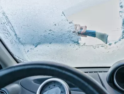 Никога не правете това, когато размразявате стъклата на колата
