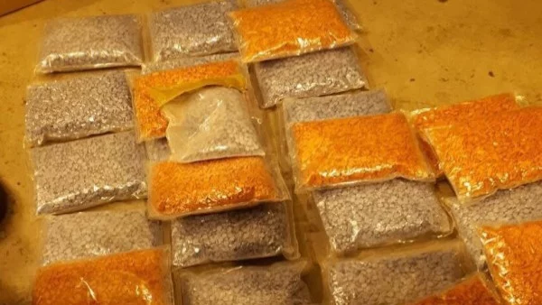Задържаха българи в Гърция за пренасяне на наркотици
