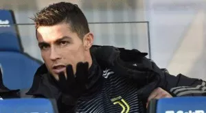 ВИДЕО: Роналдо гледа Суперкупата на Европа в любопитна поза