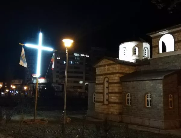 Седми светещ кръст грейна в Асеновград
