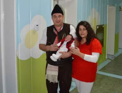 Родители почетоха българското - взеха новороденото си с гайда от болницата