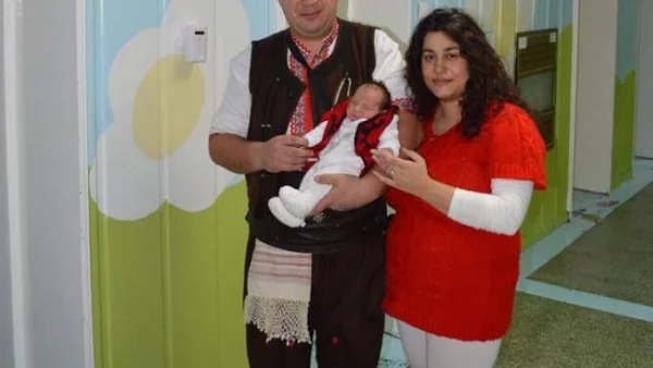 Родители почетоха българското - взеха новороденото си с гайда от болницата
