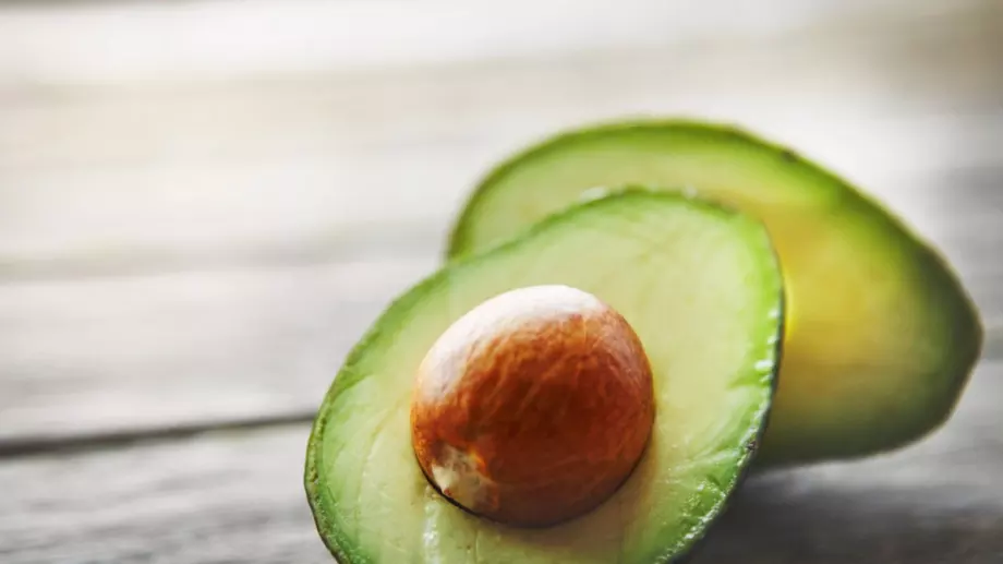 Увийте авокадото във вестник преди да го разрежете, резултатът ще ви изненада