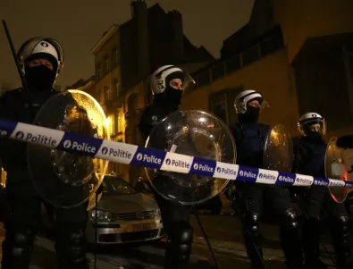 Френската полиция евакуира лагер за мигранти в Париж (СНИМКИ и ВИДЕО)