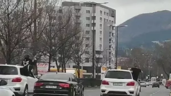 Мъже размахваха пластмасови автомати в Асеновград, заловени са (ВИДЕО)