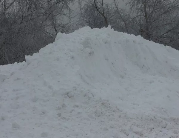 Сняг буквално погреба села в Македония