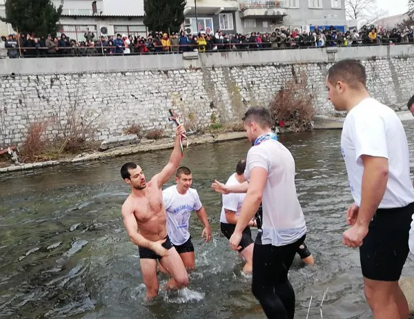 28-годишен спаси кръста от водите на р. Чая в Асеновград (ВИДЕО)