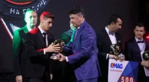 {{ otherArticle[0].article.title }}