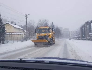 8 снегорина и 150 тона сол чистят улиците на Враца