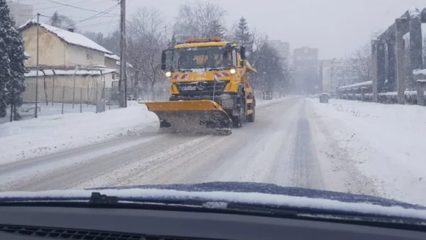 8 снегорина и 150 тона сол чистят улиците на Враца