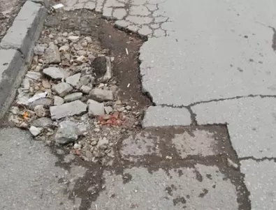 Жителите на Костенец настояват за ремонт на пътя, водещ до АМ 