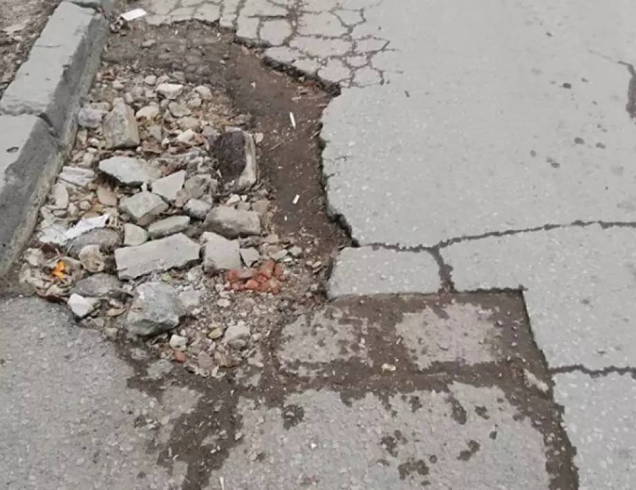 Жителите на Костенец настояват за ремонт на пътя, водещ до АМ "Тракия"