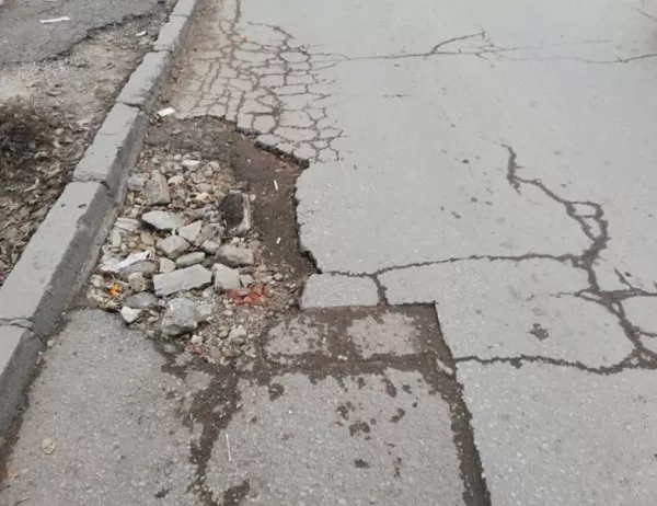 Във Варна посрещнаха Новата година със старите дупки по улиците