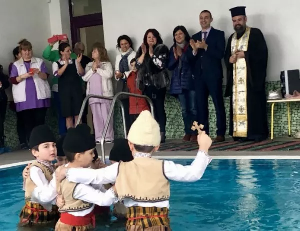 Деца скачат в плувен басейн да търсят кръста: Да живее България! 
