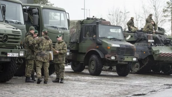 Руската военна полиция патрулира около сирийския град Манбидж 