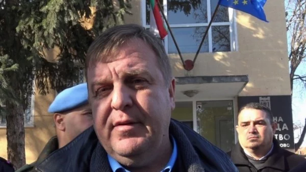 Каракачанов посети празната циганска махала във Войводиново, настоя да се събори (СНИМКИ)
