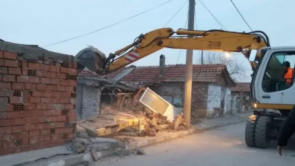 Продължават да събарят незаконни постройки във Войводиново