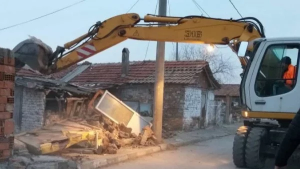 Още 10 пристройки са съборени в циганската махала във Войводиново