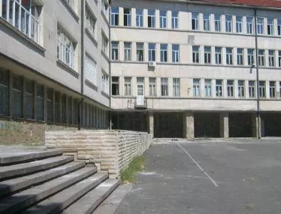 Ремонтират двора на бургаско училище, където е снимана сцена от филма „Опасен чар“