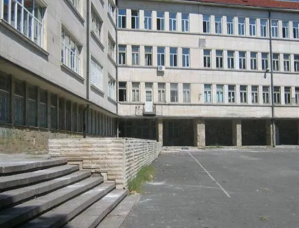 Ремонтират двора на бургаско училище, където е снимана сцена от филма „Опасен чар“