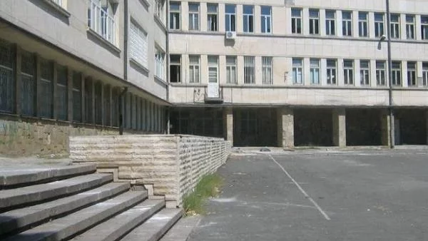 Ремонтират двора на бургаско училище, където е снимана сцена от филма „Опасен чар“