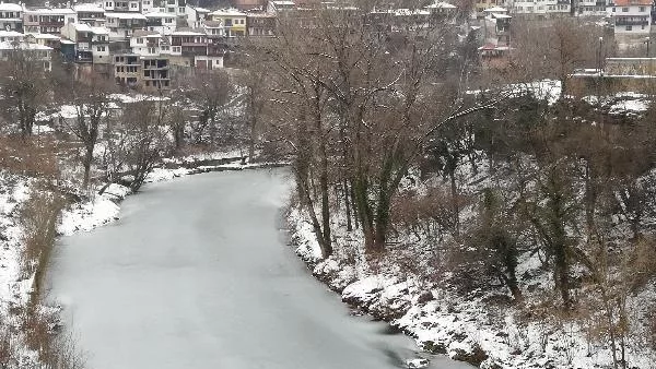 Янтра във Велико Търново замръзна частично (СНИМКИ)