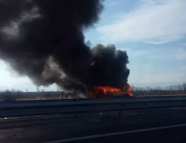 Бус пламна на магистрала "Тракия" в посока Пловдив