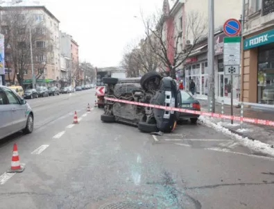 Автомобил се обърна странично на булевард в София