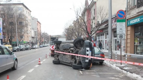 Автомобил се обърна странично на булевард в София