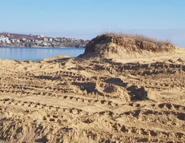 Над декар са унищожените дюни на къмпинг „Смокиня”