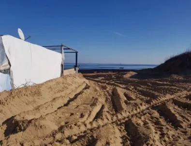 Има задържани за унищожаването на дюните на къмпинг 