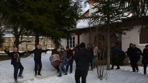 Кукери "доведоха" Владимир Путин и Доналд Тръмп в село до Симитли