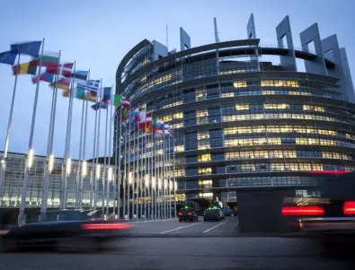 Европарламентът съди Еврокомисията заради американските визи