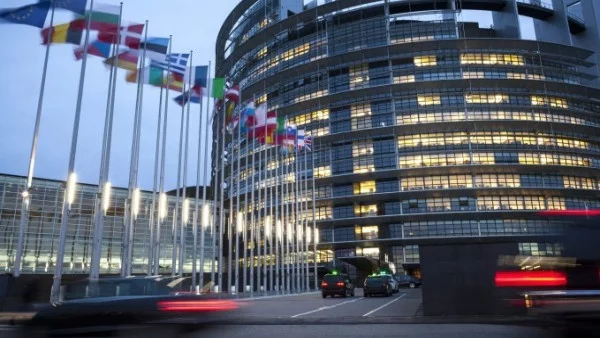 Европарламентът настоява за либерализиране на визовия режим с Косово