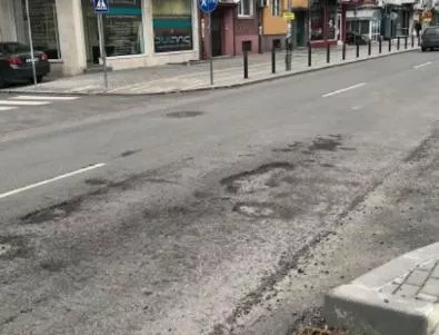 Дупки зейнаха по варненска улица след ремонт