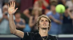 ВИДЕО: Зверев скришно си ползва телефона по време на мача с Циципас