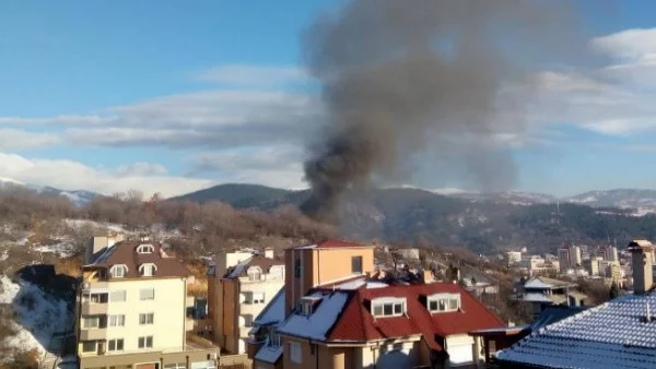 Цистерна с мазут пламна в Благоевград между две болници