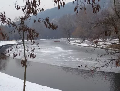 Три деца паднаха под леда на замръзнало езеро