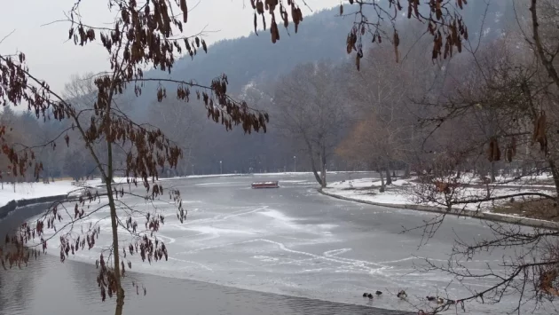 Три деца паднаха под леда на замръзнало езеро
