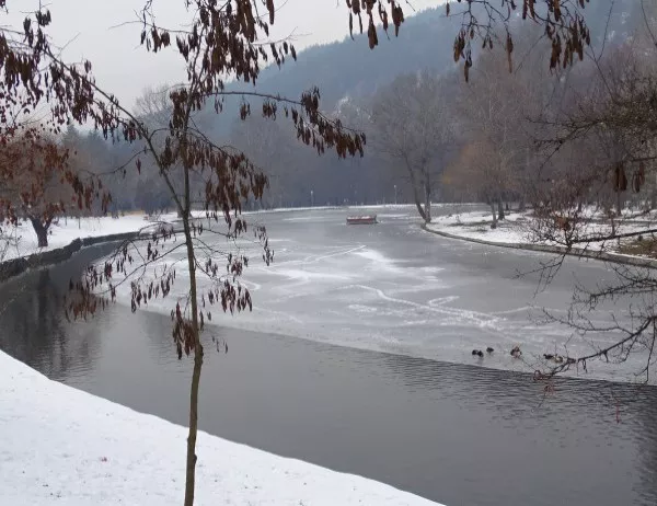 Лед скова езерото над Благоевград (СНИМКИ)
