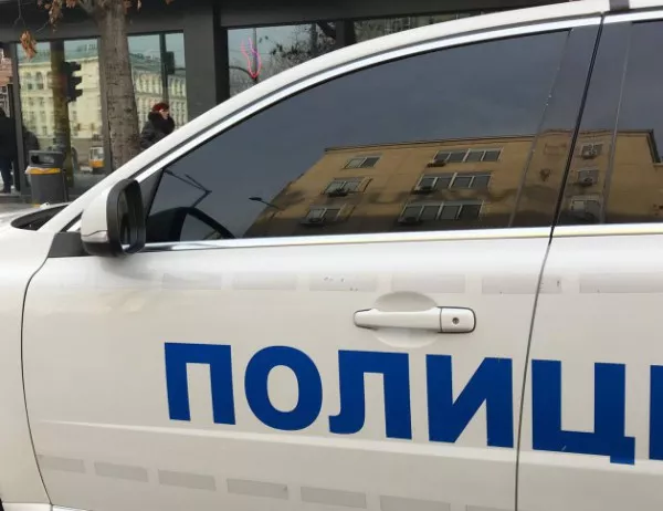 Куриоз: Полицейска кола нарушава закона, движейки се със затъмнени стъкла (СНИМКИ)
