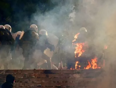 Анархисти подпалиха коли и банкомати в Солун и Атина 