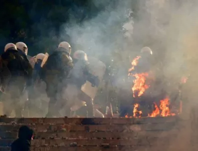Десетки ранени, предимно полицаи, след протеста в Атина заради Договора от Преспа