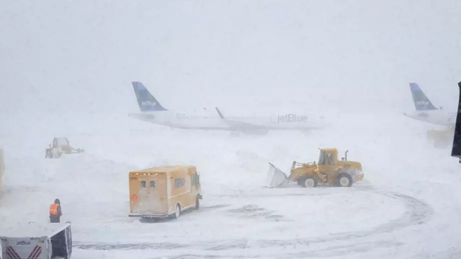 Снеговалеж и учение на НАТО забавиха ЦСКА на летището в Норвегия