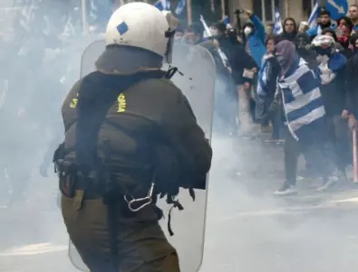 Гръцката полиция бие мирни граждани заради коронавируса, последва мощен протест (ВИДЕО)