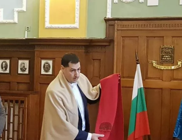 Пускат за продажба нова партида шалове с логото на Пловдив 2019